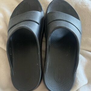 OOFOS Black Comfort Slides: EUC.